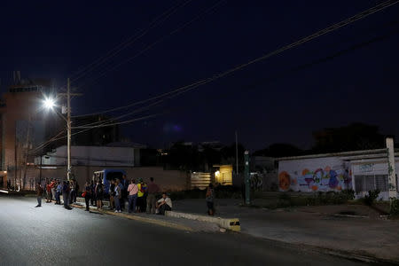 People wait for public transportation in Maracaibo, Venezuela July 26, 2018. Picture taken July 26, 2018. REUTERS/Marco Bello