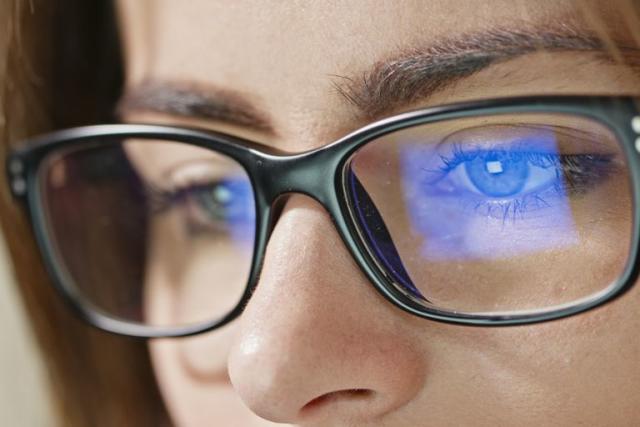 Probamos unas gafas con filtro para la luz azul: ¿Son realmente útiles o  solo una moda?