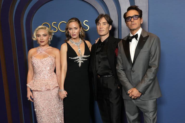 Florence Pugh, Emily Blunt, Cillian Murphy y Robert Downey Jr., los protagonistas de Oppenheimer, juntos para las fotos. El film de Christopher Nolan es uno de los grandes favoritos de la temporada, más aún luego de haberse alzado con cinco premios Globo de Oro 2024