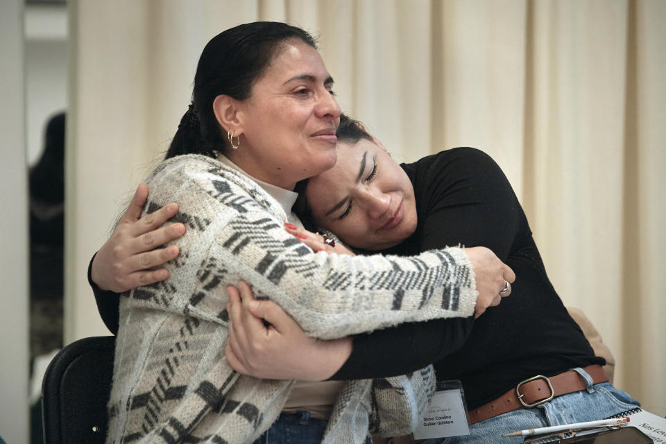 Claudia Sáenz (izquierda) y Diana Carolina Guillén se abrazan y lloran durante una clase de prevención del acoso sexual para niñeras y empleadas del hogar, el 27 de abril de 2024, en Brooklyn, Nueva York. En Estados Unidos, el trabajo doméstico está excluido de muchas protecciones federales en el lugar de trabajo, y la naturaleza privada y domiciliaria del empleo significa que el abuso tiende a ocurrir a puerta cerrada. (AP Foto/Andres Kudacki)