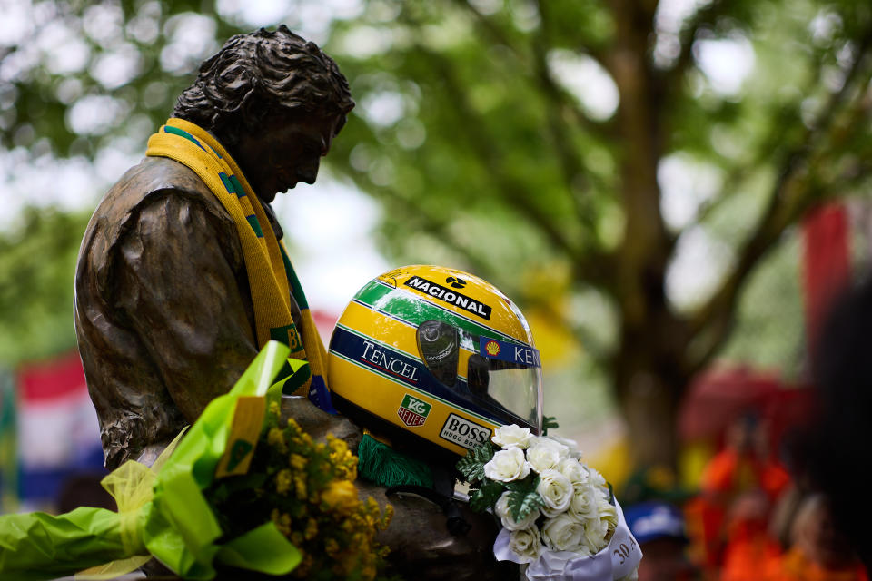 Aficionados adornaron la estatua de Ayrton Senna en el circuito de Imola durante la conmemoración del 30 aniversario de su fallecimiento. (Foto: Emmanuele Ciancaglini/Getty Images)