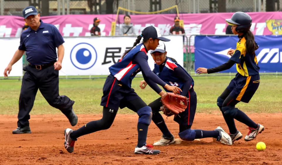 圖女組新北五股丁于捷（右）成功衝上二壘，中市東山守備球員還忙著接球。高中體總提供