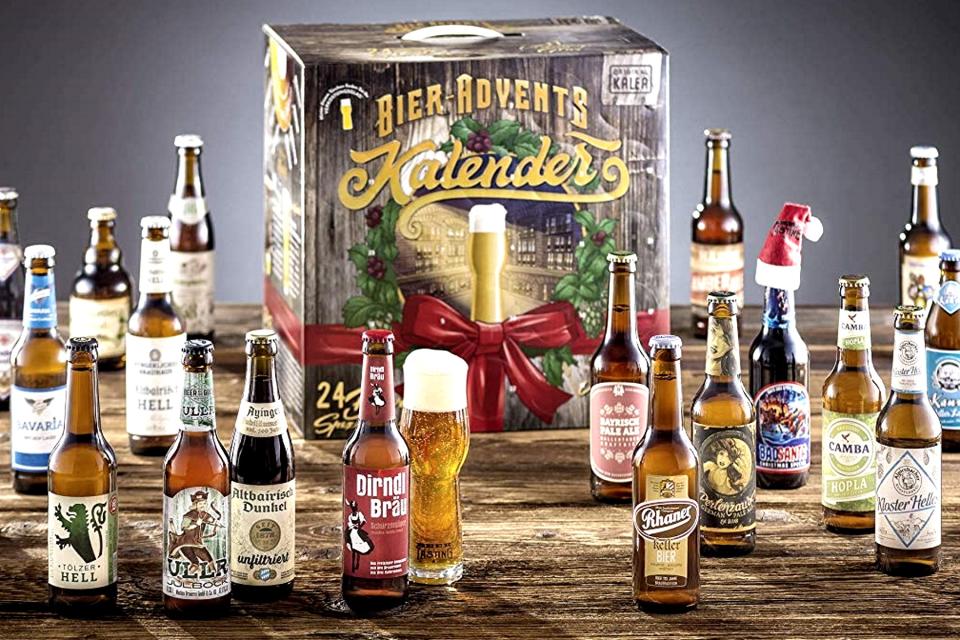 <p>Bierverkostung mal auf die festliche Art – mit diesem Prinzip überzeugen Bier-Adventskalender. Dieses Modell (49,99 Euro bei Amazon) enthält 24 Spezialitäten kleiner Privatbrauereien aus Deutschland. Vom India Pale Ale übers Weizen bis zum guten alten Pils ist alles dabei. Auch ein Verkostungsglas ist beim Kalea Bier Adventskalender mit dabei. Unser Tipp: Das Türchen morgens öffnen und das Bier schon mal für den Feierabend kalt stellen. (Bild: Amazon) </p>