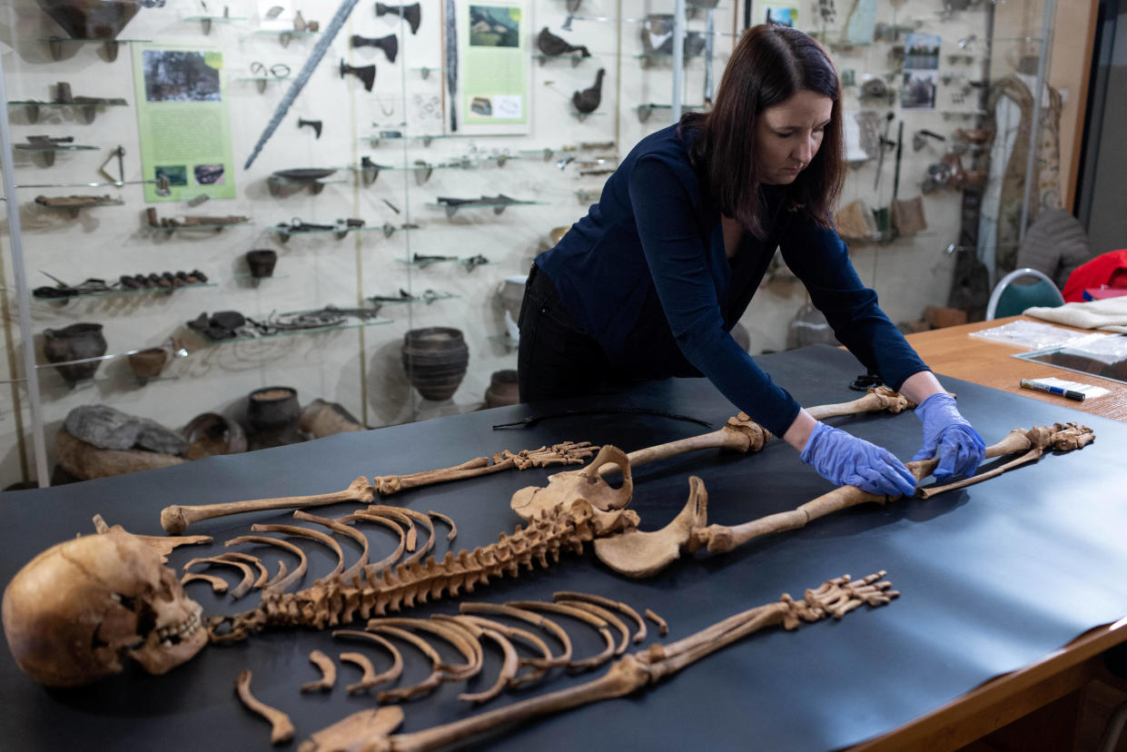 Urszula Okularczyk, anthropologue à l’université Nicolas Copernic à Torun en Pologne, ici travaillant le 27 octobre 2023 sur les restes d’une femme découverts dans le cimetière polonais de la ville de Pien, à l’été 2022.