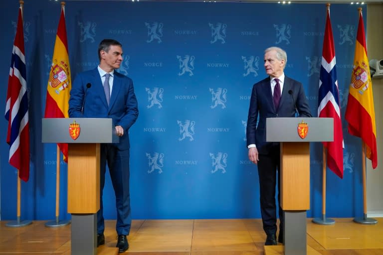 Los jefes de los gobiernos español, Pedro Sánchez (izq), y noruego, Jonas Gahr Stoere, durante la rueda de prensa que dieron el 12 de abril de 2024 en Oslo (Terje Pedersen)