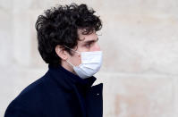 <p>L'acteur Louis Garrel, masqué, a assisté aux obsèques de son ami Gaspard Ulliel. (Photo by BERTRAND GUAY / AFP) (Photo by BERTRAND GUAY/AFP via Getty Images)</p> 