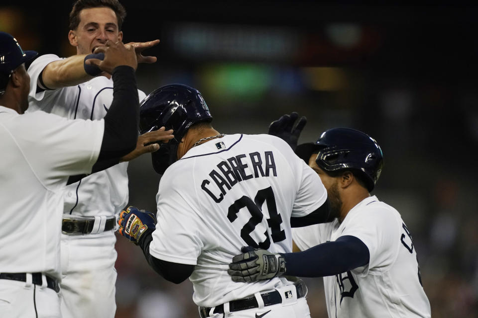 El venezolano Miguel Cabrera, de los Tigres de Detroit, es felicitado por sus compañeros luego de conectar el hit de la victoria sobre los Mellizos de Minnesota en el segundo juego de una doble tanda, el sábado 17 de julio de 2021 (AP Foto/Carlos Osorio)