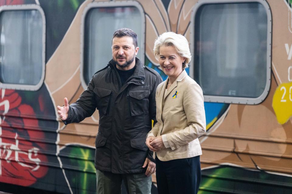 Wolodymyr Selenskyj empfängt Ursula von der Leyen am Bahnhof. Von der Leyen ist zu ihrem sechsten Besuch in der Ukraine seit dem russischen Angriff vor gut 20 Monaten eingetroffen (Bild: Philipp von Ditfurth/dpa)