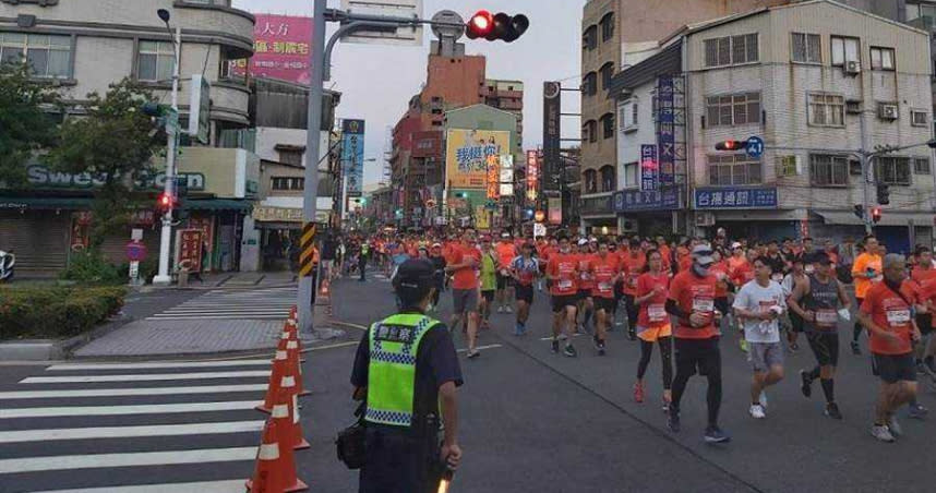 台南市古都馬拉松交通管制爆發警民衝突。（圖／ 中國時報程炳璋攝影）