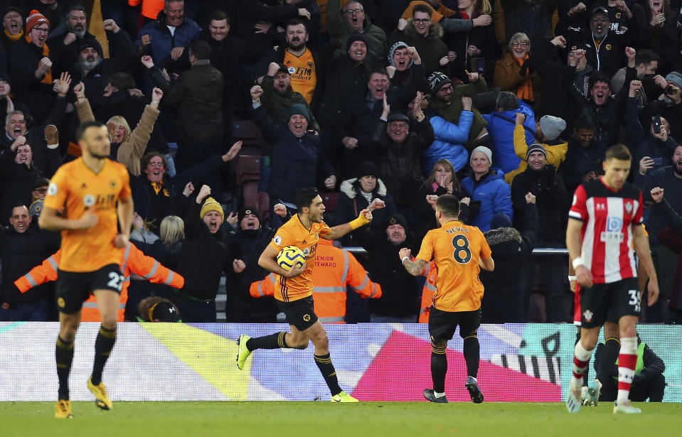 El mexicano Raúl Jiménez del Wolverhampton Wanderers celebra tras anotar un tiro de penal durante el partido de la Liga Premier inglesa contra el Southampton, el sábado 18 de enero de 2020, en Southampton, Inglaterra. (Mark Kerton/PA via AP)