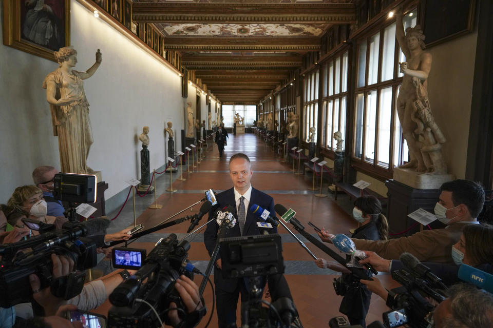 El director del museo Galería Uffizi Eike Schmidt charla con reporteros durante la la reapertura del museo el miércoles 3 de junio de 2020 después de tres meses de cierre por el brote de coronavirus. (Foto AP/Andrew Medichini)