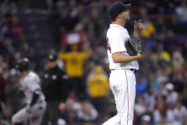 Leon's 3-run homer caps 8-run 3rd, Red Sox beat Mariners 9-5