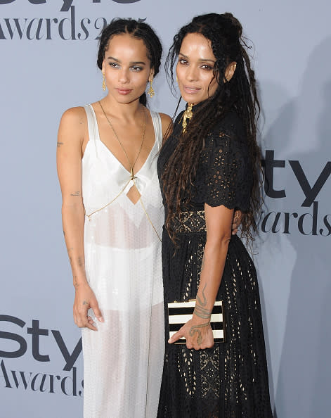 Robes longues, tatouages et parures dorées, Zoë Kravitz et sa mère Lisa Bonet manient l’allure gypset à merveille.