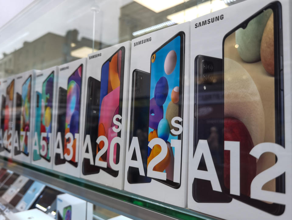 Celulares de la serie Samsung A en una tienda de la marca coreana. (Foto: Artur Widak/NurPhoto via Getty Images)