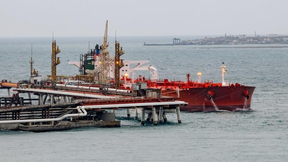 Petrolero en el puerto ruso de Novorossiysk