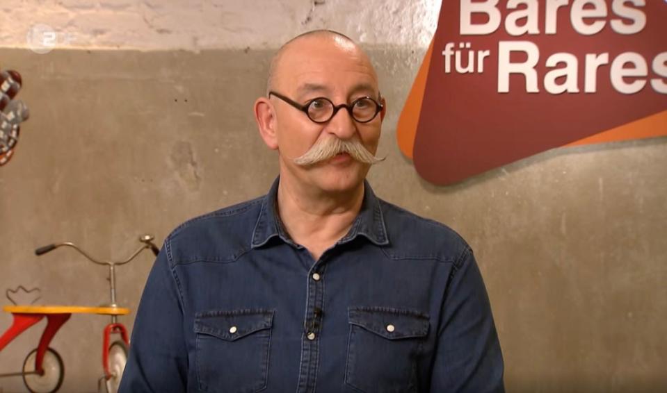 Auch Moderator Horst Lichter überreichte gemeinsam mit der Händlerkarte noch ein Kompliment an die Verkäuferin: "Bei so viel Charme ..." (Bild: ZDF)