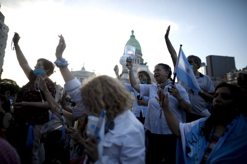 阿根廷墮胎合法化：反對人士在國會外禱告（AP）