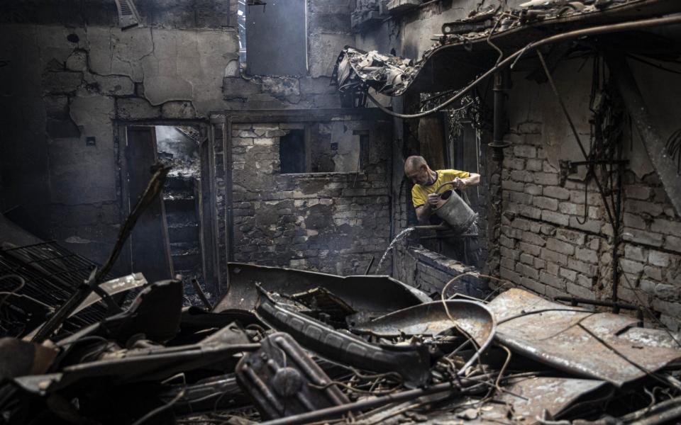 A man tries to extinguish fire at a damaged house after Russian airstrike hits Slavyansk, Donetsk Oblast  - Anadolu Agency