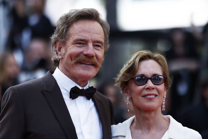 76º Festival de Cannes - Proyección de la película "Asteroid City" en competición - Llegadas alfombra roja - Cannes, Francia, 23 de mayo de 2023. Bryan Cranston y Robin Dearden, miembros del reparto, posan