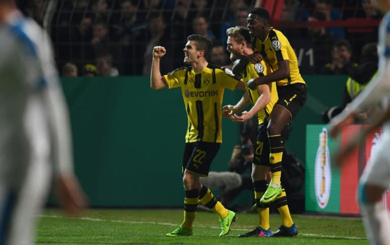 Dortmund's midfielder Andre Schuerrle (C) scoring with his teammates during the German Cup DFB Pokal quarter-final football match Sportfreunde Lotte v BVB Borussia Dortmund, in Osnabruck, northern Germany on March 14, 2017