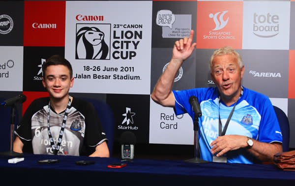 Newcastle coach Jimmy Nelson with Alex Gilliead. (Photo credits- The Red Card Pte Ltd)