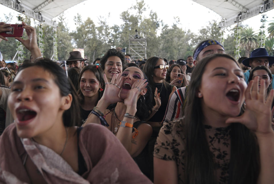 Admiradores de Guitarricadelafuente ovacionan durante su presentación en el festival Vive Latino en la Ciudad de México el domingo 19 de marzo de 2023. (Foto AP/Fernando Llano)