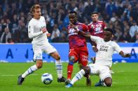 Une interruption qui coûte cher aux Marseillais ! A la 59è minute de jeu, Moussa Dembélé reprend, à bout portant et de la tête, un centre pied gauche parfait de Bertand Traoré depuis l'aile droite. L’attaquant lyonnais en profite pour inscrire son neuvième but en douze matches de championnat cette saison, et relancer la rencontre à une demi-heure du terme.