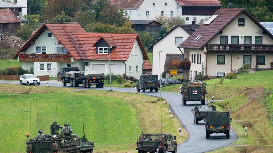 Militärfahrzeuge der US-Armee fahren durch den Ort Kleinfalz nahe dem Truppenübungsplatz Grafenwöhr in Bayern.