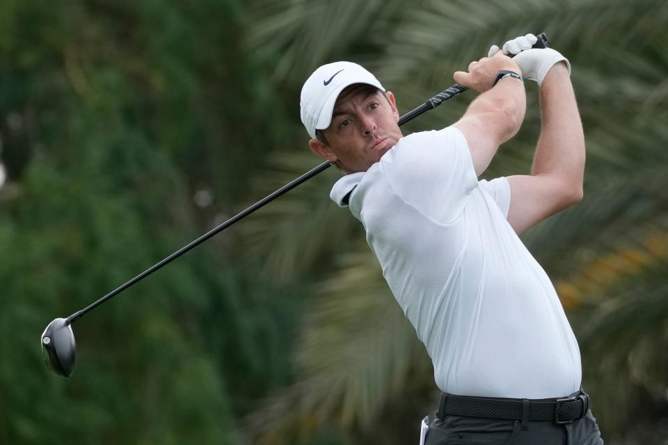 Rory McIlroy da el primer golpe en el hoyo 12 durante la primera ronda del Dubai Desert Classic.