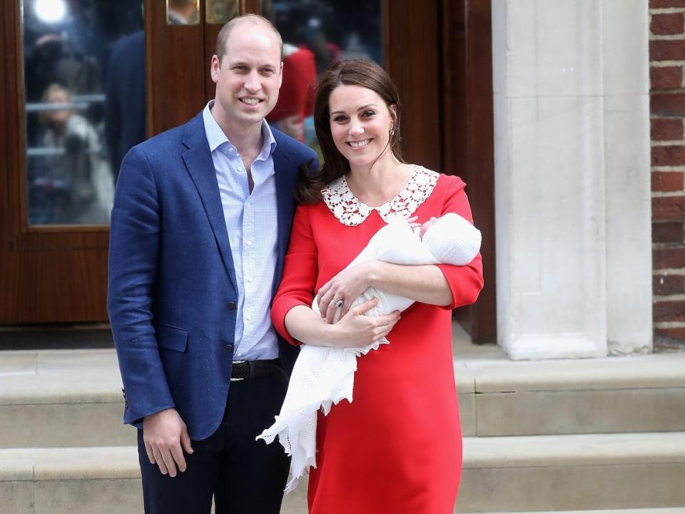 Prinz William und Kate Middleton posieren für Fotos nach der Geburt von Prinz Louis vor dem Lindo Wing. - Copyright: Chris Jackson/ Getty Images