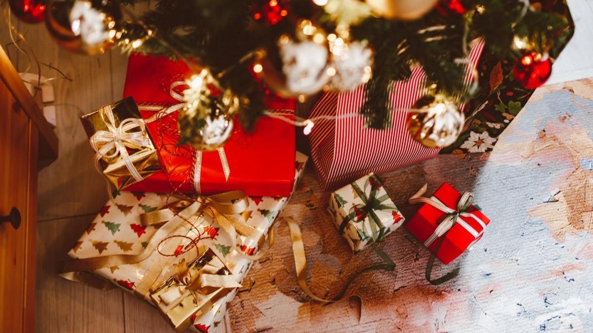 Règle des quatre cadeaux: voici comment éviter de dépenser inutilement pour  Noël