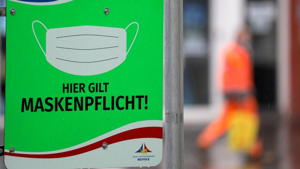 In Rostock weist ein Schild auf die Maskenpflicht hin. Die Gesundheitsämter in Deutschland haben dem Robert Koch-Institut (RKI) binnen eines Tages 8500 Corona-Neuinfektionen gemeldet.