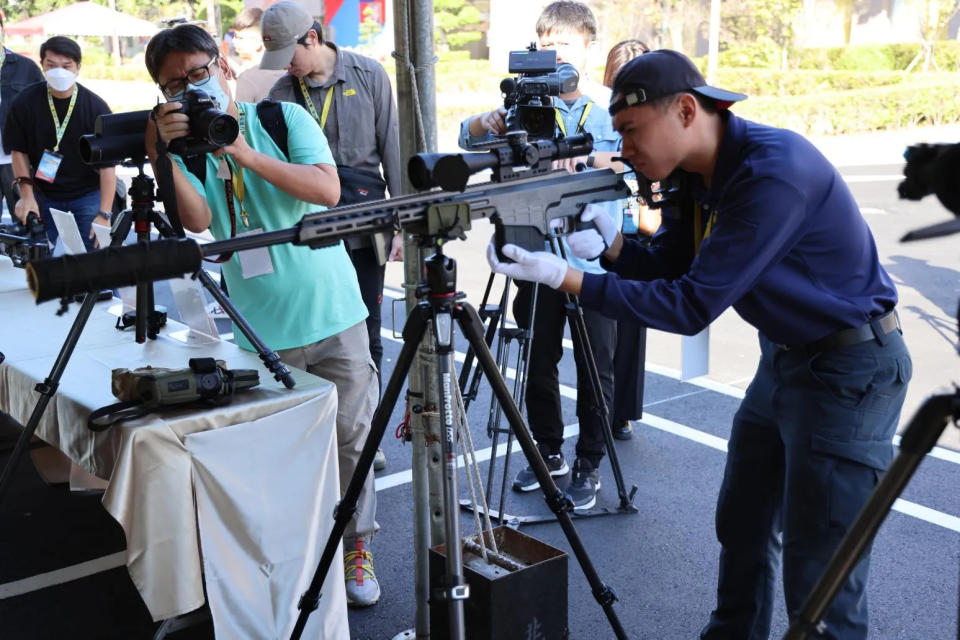 新型狙擊槍為美造巴雷特MRAD狙擊槍（BARRETT MRAD），使用彈藥為7.6公厘、有效射程1500公尺。在俄烏戰爭、以巴衝突中均有使用。（圖/中天新聞，李俊毅 攝）