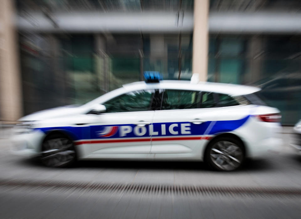 Un adolescent à scooter a été grièvement blessé après un choc avec une voiture de police dans les Yvelines.