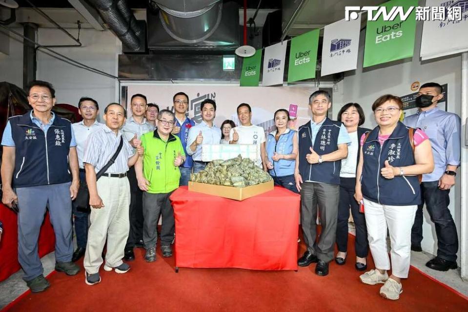 台北市長蔣萬安於6月到南門中繼市場參加最後一次百粽宴，緊接著嶄新的南門市場將於10月啟用。（圖／北市府）
