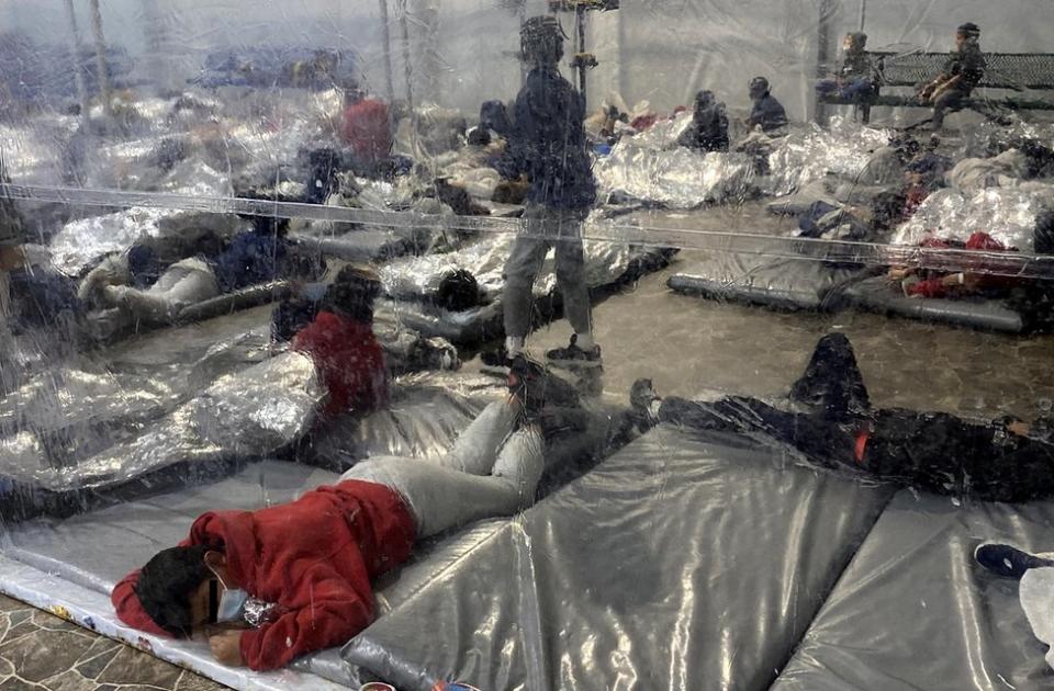 Migrantes en un centro de detención temporal en la ciudad de Donna (Texas).