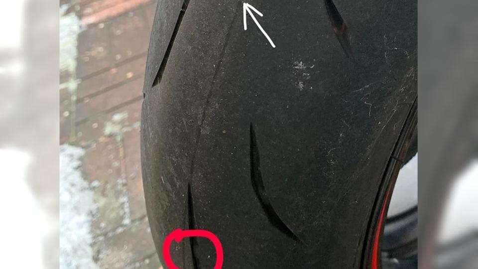 原PO表示被驗車員認為「已磨平」的白色箭頭處是合膜線，紅圈處才是胎紋。圖／翻攝爆料公社臉書