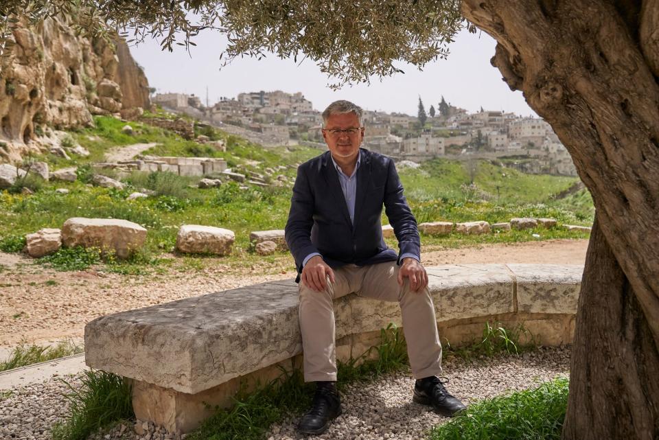 Christopher Clark (hier bei einem Besuch im Kidron-Tal in Jerusalem) wurde 1960 in Sydney, Australien, geboren. Nach seinem Studium der Geschichte lehrte er an der Freien Universität Berlin sowie an der University of Cambridge in England.  (Bild: ZDF/Sebastian Richter)