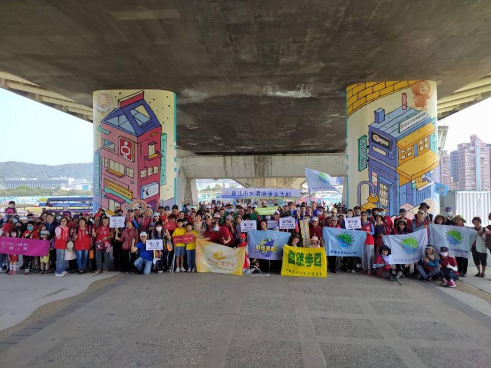 基北北桃四市合作環保，台北市二十九日在大佳公園河濱發起淨溪活動，與民眾同心守護河川。（記者孫曜樟攝）