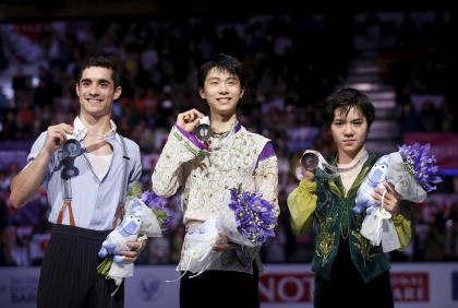 Gold medal winner of the men&#39;s free program Yuzuru Hanyu (C) of Japan, silver medal winner Javier Fernandez (L) of Spain and bronze medal winner Shoma Uno of Japan during the medal ceremony at the ISU Grand Prix of Figure Skating final in Barcelona, Spain, December 12, 2015. REUTERS/Albert Gea