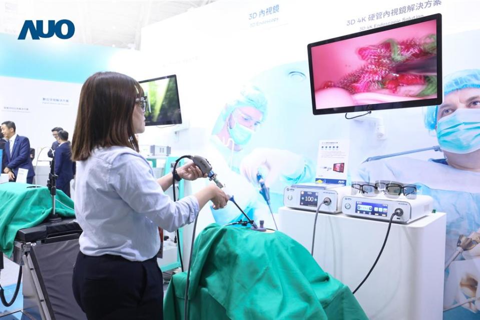 達擎推出的「機器人手術即時3D解決方案」，可將執刀醫師看到的畫面及開刀視野，同步轉換成立體畫面給手術室的醫療團隊，已引進日本近20家醫療院所。圖／友達提供