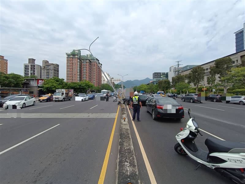 台北市北投區大度路上午9時發生一起車禍。（圖／翻攝畫面）