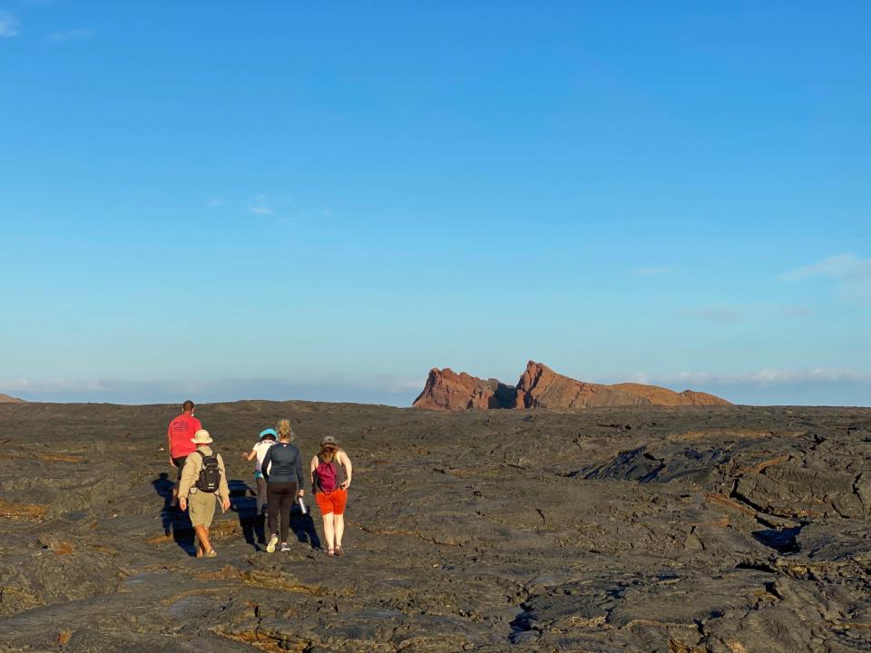 Die Wanderung über die Lava auf den Galapagos-Inseln fühlte sich an wie eine Reise auf den Mond. - Copyright: Cassandra Brooklyn