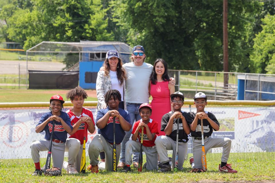 Back L to R: Sherry Stinson, SVP of Brand Engagement, Marketing and Public Relations for Habitat for Humanity of Greater Nashville; Morgan Wallen; and Jean Lee Batrus, Executive Director of MLB-MLBPA YDF and Parkwood baseball players