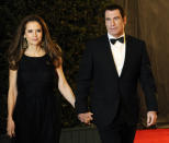 En esta foto del 12 de noviembre de 2011, la actriz Kelly Preston y su esposo, el actor John Travolta, llegan a los Premios de los Gobernadores de la Academia de las Artes y Ciencias Cinematográficas en Los Angeles. Preston, cuyos créditos incluyen "Twins" y "Jerry Maguire", murió el domingo 12 de julio de 2020 tras una batalla de dos años con un cáncer, dijo Travolta. Tenía 57 años. (AP Foto/Chris Pizzello, Archivo)