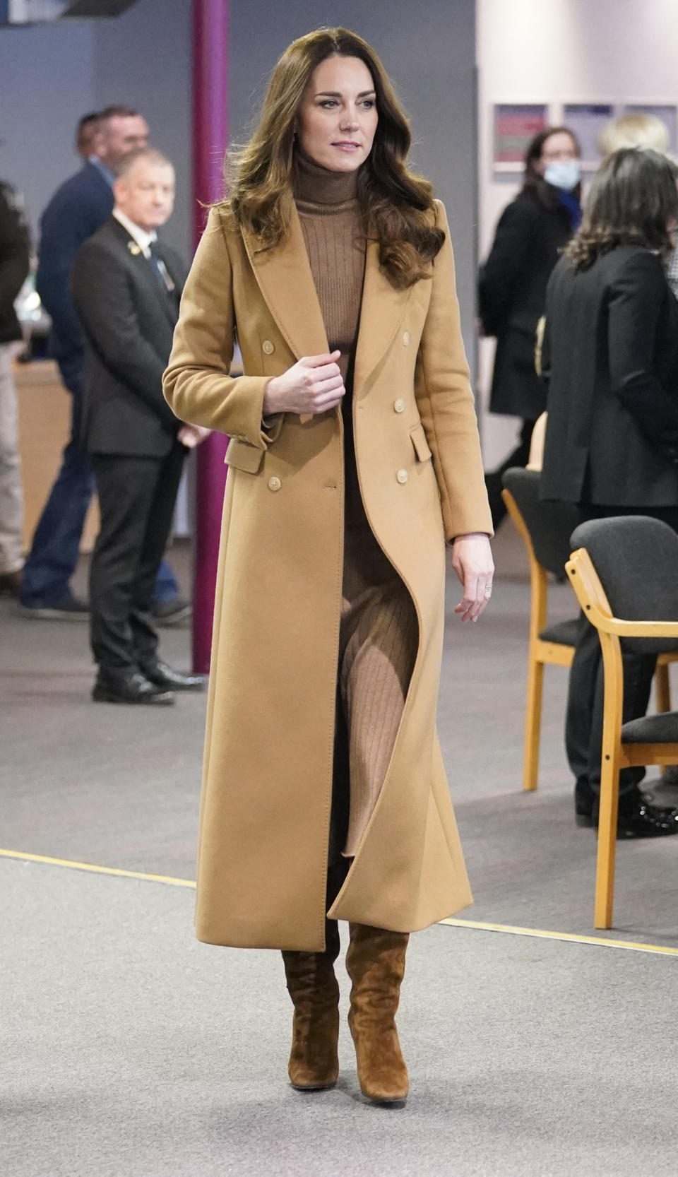 <p>Kate Middleton a une toute nouvelle paire de bottes signée YSL !</p> <br><a href="https://www.femina.fr/diaporama/photos-quel-recyclage-kate-middleton-a-une-toute-nouvelle-paire-de-bottes-signee-ysl#xtor=AL-34" rel="nofollow noopener" target="_blank" data-ylk="slk:Voir la suite des photos sur Femina.fr;elm:context_link;itc:0;sec:content-canvas" class="link ">Voir la suite des photos sur Femina.fr</a><br><h3>A lire aussi</h3><ul><li><a href="https://www.femina.fr/diaporama/photos-kate-middleton-ses-nouvelles-boucles-d-oreilles-a-moins-de-10-euros-vont-faire-des-emules#xtor=AL-34" rel="nofollow noopener" target="_blank" data-ylk="slk:Photos - Kate Middleton : ses nouvelles boucles d'oreilles à moins de 10 euros vont faire des émules !;elm:context_link;itc:0;sec:content-canvas" class="link ">Photos - Kate Middleton : ses nouvelles boucles d'oreilles à moins de 10 euros vont faire des émules !</a></li><li><a href="https://www.femina.fr/diaporama/selena-gomez-neymar-cardi-b-demi-lovato-ils-ont-tous-le-meme-age-et-fetent-leurs-30-ans-cette-annee#xtor=AL-34" rel="nofollow noopener" target="_blank" data-ylk="slk:Selena Gomez, Neymar, Cardi B, Demi Lovato … Ces stars ont le même âge et fêtent leurs 30 ans cette année;elm:context_link;itc:0;sec:content-canvas" class="link ">Selena Gomez, Neymar, Cardi B, Demi Lovato … Ces stars ont le même âge et fêtent leurs 30 ans cette année</a></li><li><a href="https://www.femina.fr/diaporama/valentino-dior-armani-cette-annee-meghan-markle-a-largement-depasse-le-budget-shopping-de-kate-middleton#xtor=AL-34" rel="nofollow noopener" target="_blank" data-ylk="slk:Valentino, Dior, Armani... cette année, Meghan Markle a largement dépassé le budget shopping de Kate Middleton !;elm:context_link;itc:0;sec:content-canvas" class="link ">Valentino, Dior, Armani... cette année, Meghan Markle a largement dépassé le budget shopping de Kate Middleton !</a></li><li><a href="https://www.femina.fr/diaporama/kate-middleton-musicienne-ce-talent-cache-qu-elle-partage-avec-lady-di#xtor=AL-34" rel="nofollow noopener" target="_blank" data-ylk="slk:Photos - Kate Middleton, musicienne : ce talent caché qu'elle partage avec Lady Di !;elm:context_link;itc:0;sec:content-canvas" class="link ">Photos - Kate Middleton, musicienne : ce talent caché qu'elle partage avec Lady Di !</a></li><li><a href="https://www.femina.fr/diaporama/voici-les-plus-belles-robes-de-mariee-de-stars-de-2021-des-creations-somptueuses-et-spectaculaires#xtor=AL-34" rel="nofollow noopener" target="_blank" data-ylk="slk:Voici les plus belles robes de mariée de stars de 2021… Des créations somptueuses et spectaculaires;elm:context_link;itc:0;sec:content-canvas" class="link ">Voici les plus belles robes de mariée de stars de 2021… Des créations somptueuses et spectaculaires</a></li></ul>