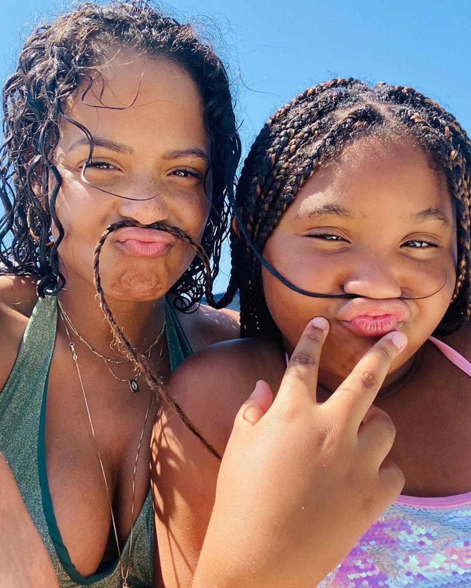 Christina Milian et sa fille Violet ont pris quelques mois d’avance sur le mouvement Movember, l’événement annuel qui encourage les hommes à se laisser pousser la moustache pour sensibiliser le public au dépistage des cancers dits masculins ! À moins que la compagne de Matt Pokora n’ait voulu faire un clin d’œil à celle qu’arbore son chéri… © Instagram @christinamilian