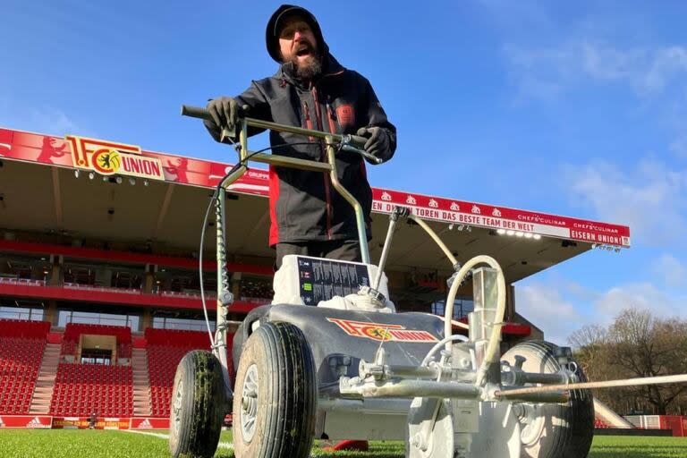 Alejandro Cañabate emigró a Alemania y cumplió el sueño de ser canchero de un equipo de la Bundesliga