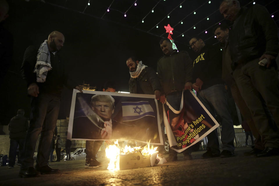 <p>Während Protesten in Bethlehem verbrennen Palästinenser ein Poster von Donald Trump. Der US-Präsident hatte verkündet, die USA werde Jerusalem als Hauptstadt Israels anerkennen. (Bild: AP Photo/Mahmoud Illean) </p>