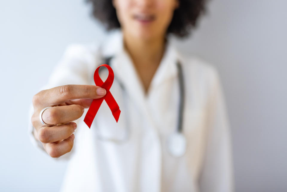 In Deutschland mag es im weltweiten Vergleich sehr wenige Infektionen mit HIV geben, doch das Thema bleibt wichtig. Was ist HIV genau? Eine Erklärung. (Symbolbild: Getty Images)